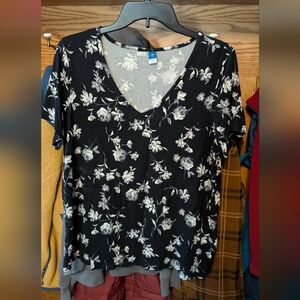 Old Navy Black and White Floral Short Sleeve Tee